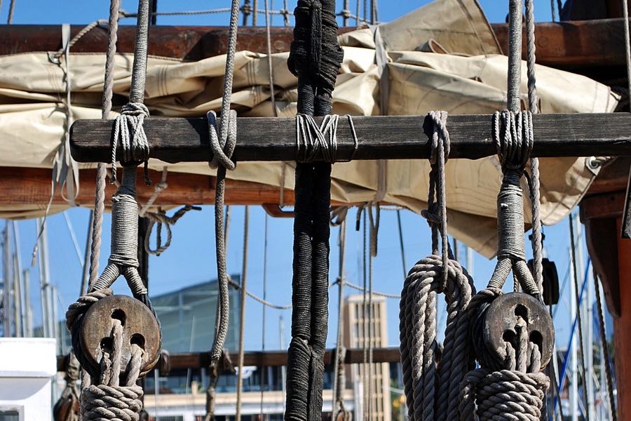 Arbeiten an der Takelage eines Schiffes - Takelarbeiten bei Das Tau bei Leipzig